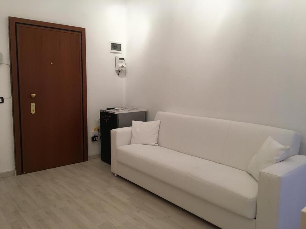 Milan Nice Flat In Red Metro Экстерьер фото